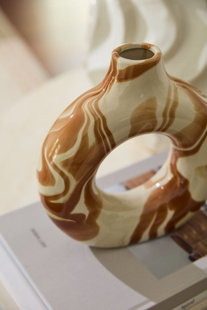 AUGURY VASE 8.5"X 2.5"X 9'